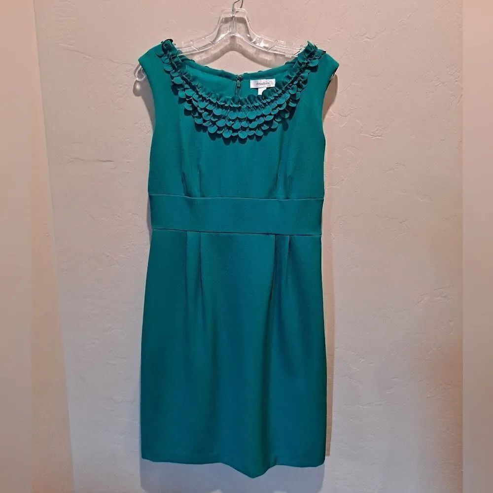 Dressbarn Size 8 Partially Lined Spring Green Sleeveless Sheath Dress.